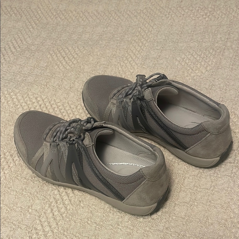 Like new Dansko Harlyn Sneaker